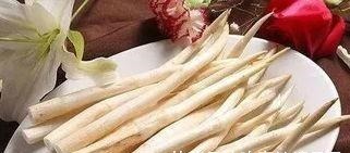 淤泥中一种野菜,长得像藕带,离水后很快就老!