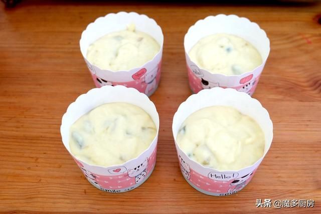 香蕉葡萄干做成蛋糕更好吃，不用打蛋器，小朋友都能轻松做