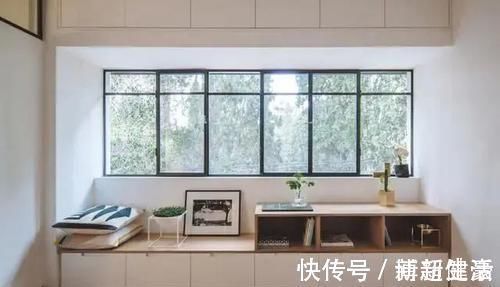 墙面处|窗边这样设计,一边悬空书桌做书房,另一边卡座做休闲区,省30平