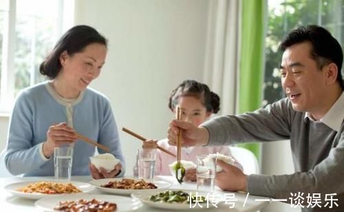 裘女士|孩子将来孝不孝顺,看饭桌上这三个细节,不用等到三十年后