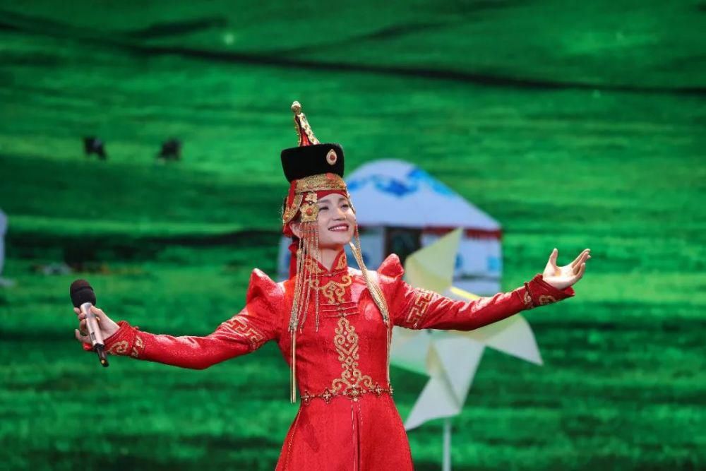 音乐会不按套路出牌:小毕哥现场吃起了大米饭,谢大脚跟着大爷学犁地!