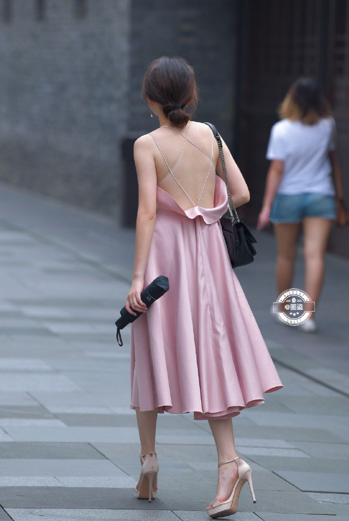 小姐姐|成熟的女人也很美,小姐姐粉色真丝裙秀性感身材