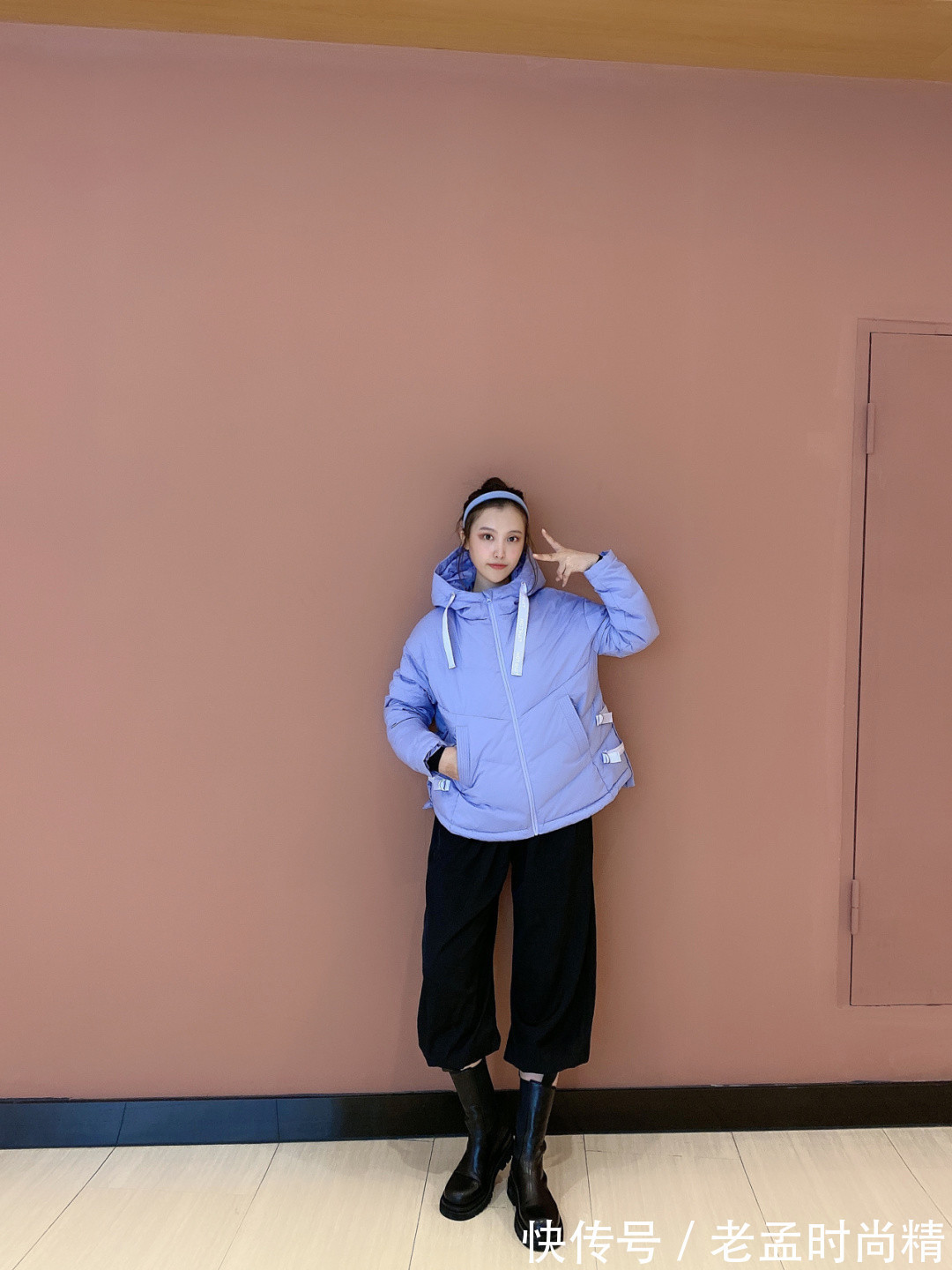 小姐姐|捕捉酷酷的小姐姐一枚, 紫色羽绒外套搭配黑色阔腿裤, 完美