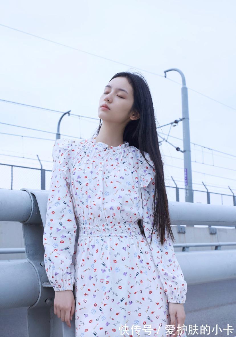 氛围感|周也的脸看着就很“贵”,就算穿着小清新碎花裙,也有高冷气质