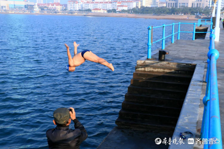 一跃而起，如鱼入水！青岛海边市民不畏严寒跳水冬泳|情报站| 冬泳