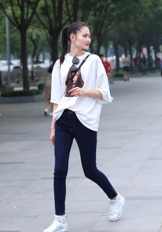 牛仔短裤|白色吊带抹胸搭配牛仔短裤,分分钟秀出大长腿,小姐姐美极了!