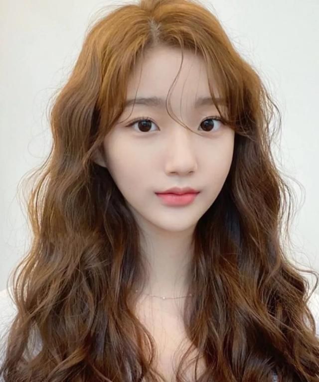 吸睛色|黑长直过时了,2021最流行这5款温柔卷发,巨显脸小又吸睛