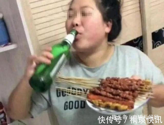 喝酒|怀孕9个月照样喝酒撸串,啤酒白酒两不误,孩子没出生就“醉了”