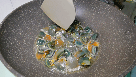 凉拌|皮蛋别只凉拌了,搭配肉末炒一炒,外焦里嫩无腥味,好吃下饭