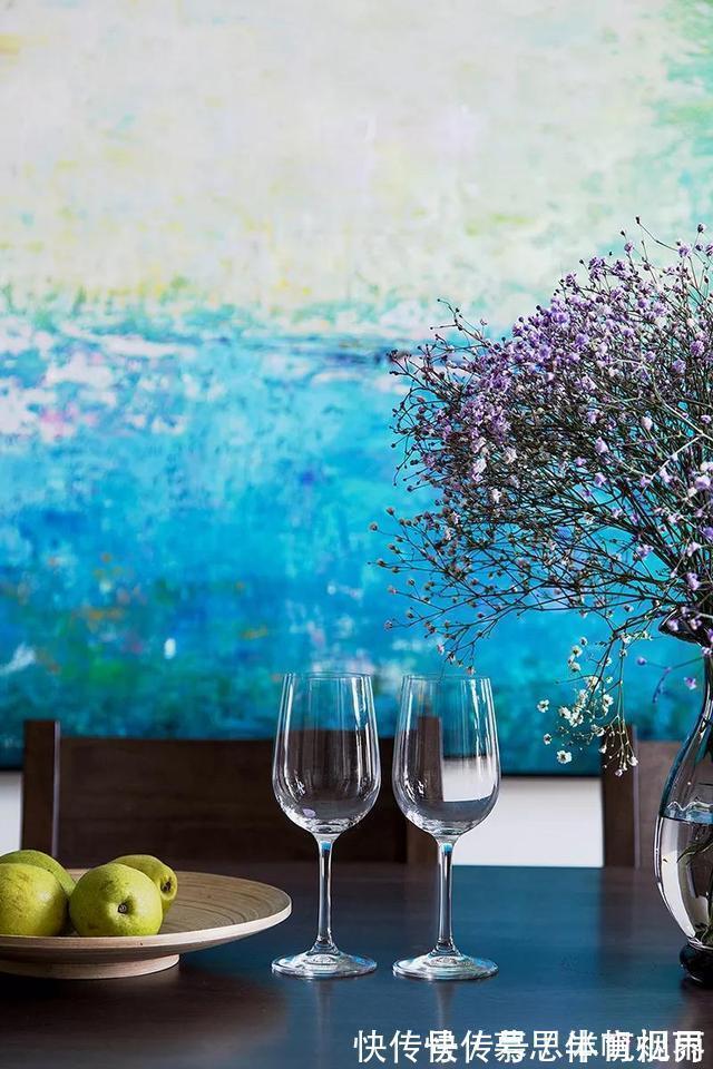 墙板|他家136平新房,家具优雅,客厅大方,背景墙富有品味!太迷人了