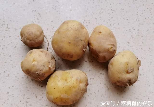 口感|烧土豆:做法简单的土豆吃法,软糯可口的口感让人着迷