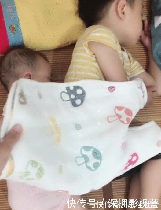 毛巾|妈妈把宝宝身上被子拿开,二宝抱着哥哥的动作,网友:场面好感人