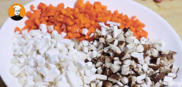  绝活|鸡蛋液倒入大米里面，原来这么好吃，老保姆的拿手绝活，太解馋了