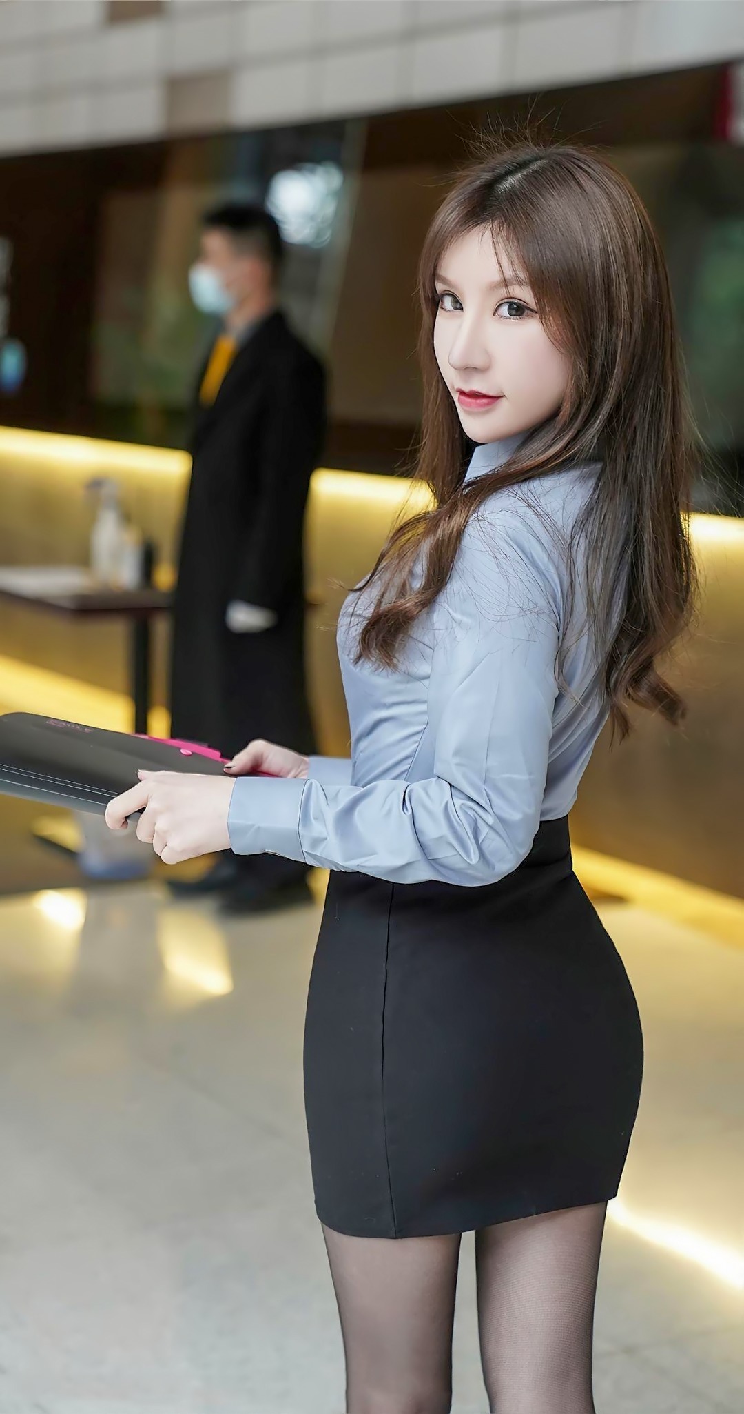 穿搭|美女OL穿搭：性感黑色包臀裙配灰色衬衫，高跟鞋衬托出丰韵婷婷