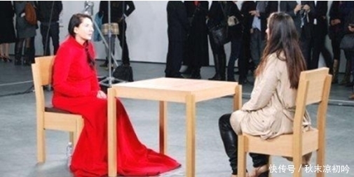 外国有位女子,连坐713H都不动弹一下,打破吉尼斯纪录!