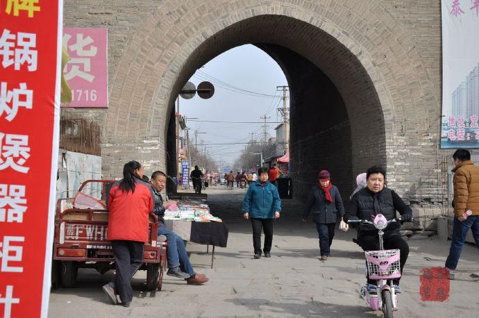 高大的城楼还有瓮城，穿城而过是热闹的集市，古城定州值得一去