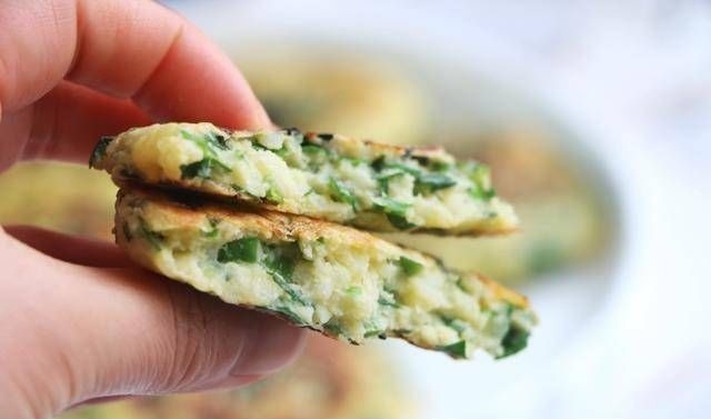 韭菜鸡蛋新吃法,比韭菜盒子简单,比煎饼好吃,早餐连吃3天不腻