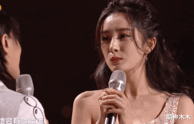 跨年夜现场太热闹:龚俊把信带偏,杨紫被嘲脸僵,杨幂隔空献吻