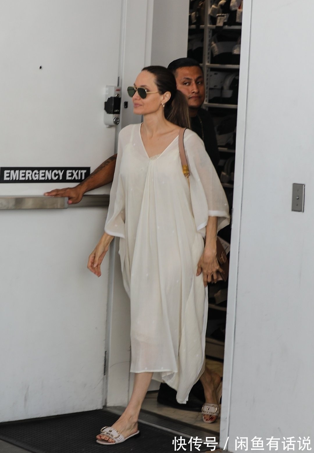 宽松|朱莉还在穿10年前“旧衣服”,这几件都好经典,优雅百搭还提气质