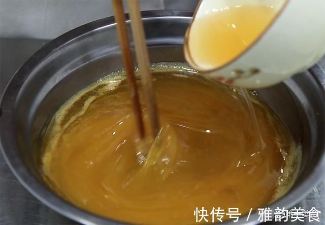 鸡蛋卷最简单的做法,4个鸡蛋,1碗面粉,一摊一卷,快速成形