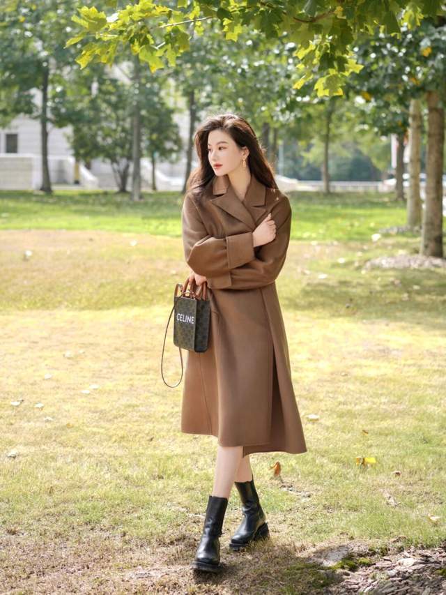 羽绒服|今冬流行的“小黑裙”正火,搭配上大衣和羽绒服都超美,高级时髦