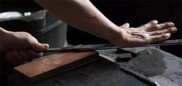 龙泉剑$铸剑师郑国荣第一把剑拍卖两万,第2把陨铁铸造,第3把赠金庸!