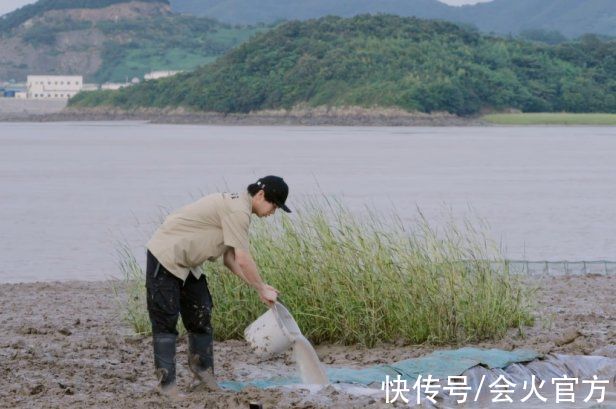 在鹿晗頭上“動(dòng)刀子”，帶嘉賓荒島生存，這節(jié)目也太敢拍了