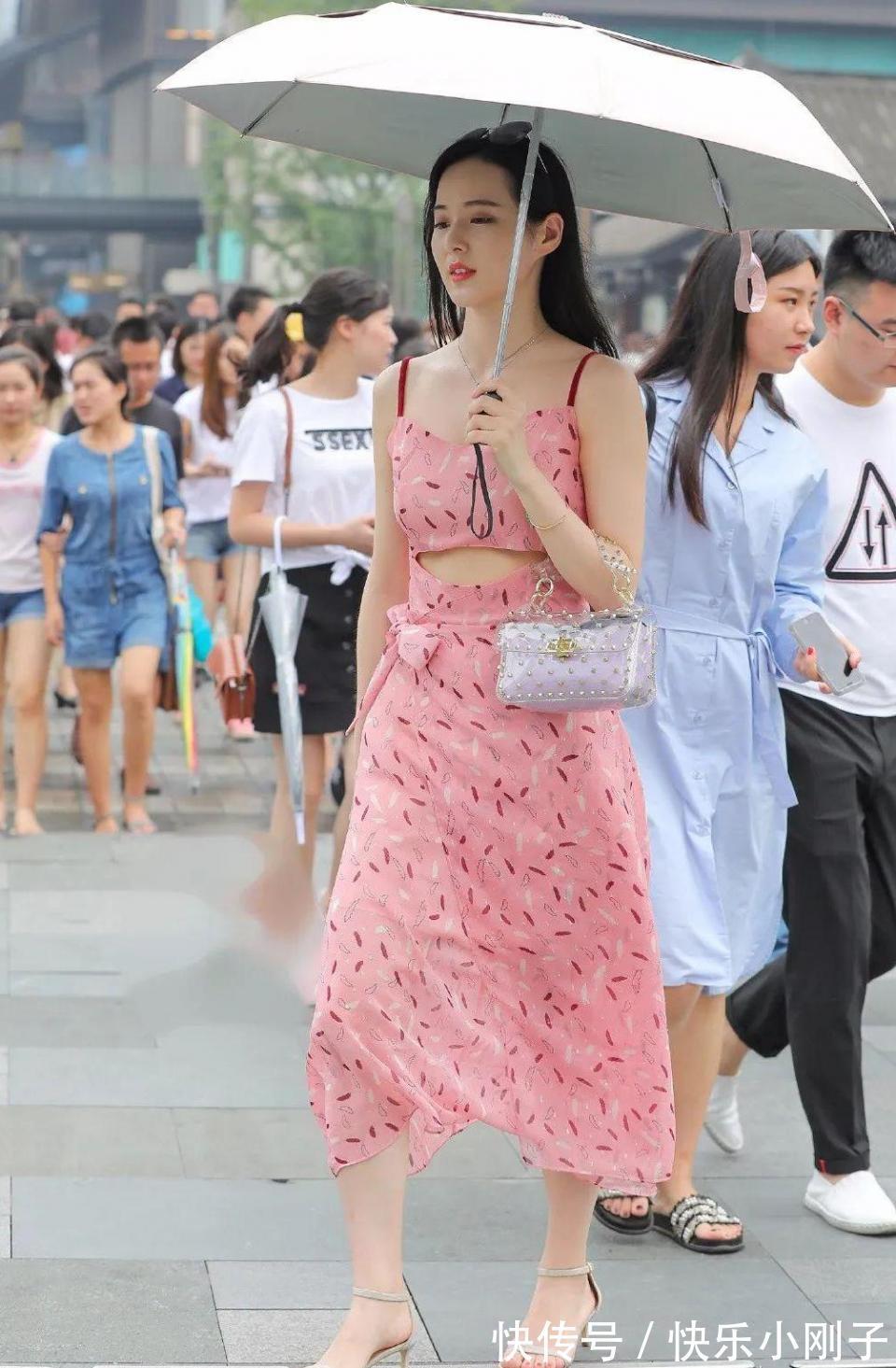 炎天|这套衣服简直为她量身定制的！完美展现出性感的一面！我很想追她