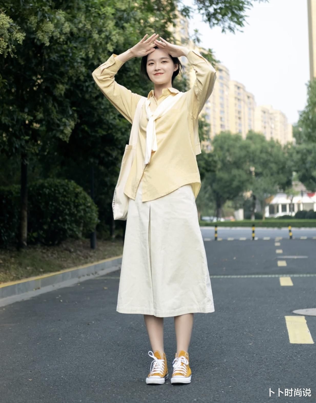 黑黄皮别穿得太暗沉，试试“这些颜色+暖白色”，温柔显白又减龄