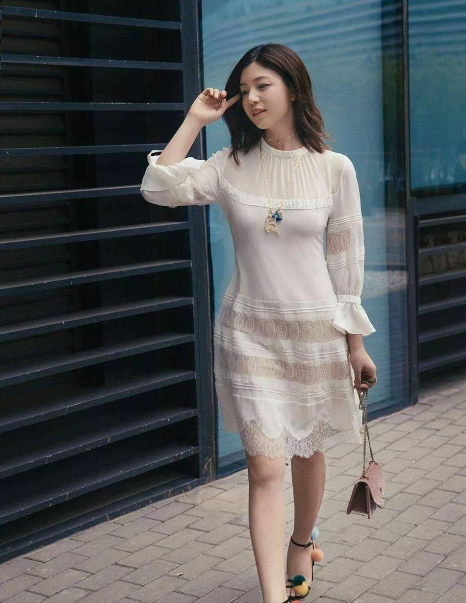 尖头高跟鞋 美女脚上一双粉红色的尖头高跟鞋,让她显得年轻又充满着魅力