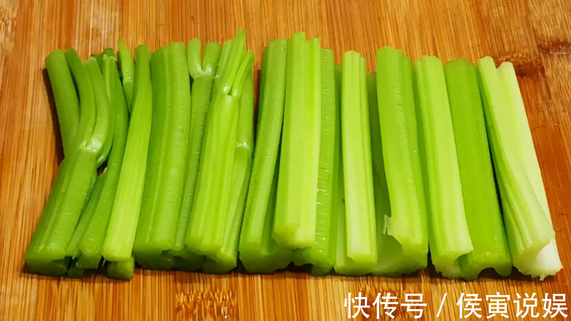 肉丝|炒芹菜,记住“3要点”,炒出的芹菜脆嫩爽口味道正,好吃不塞牙