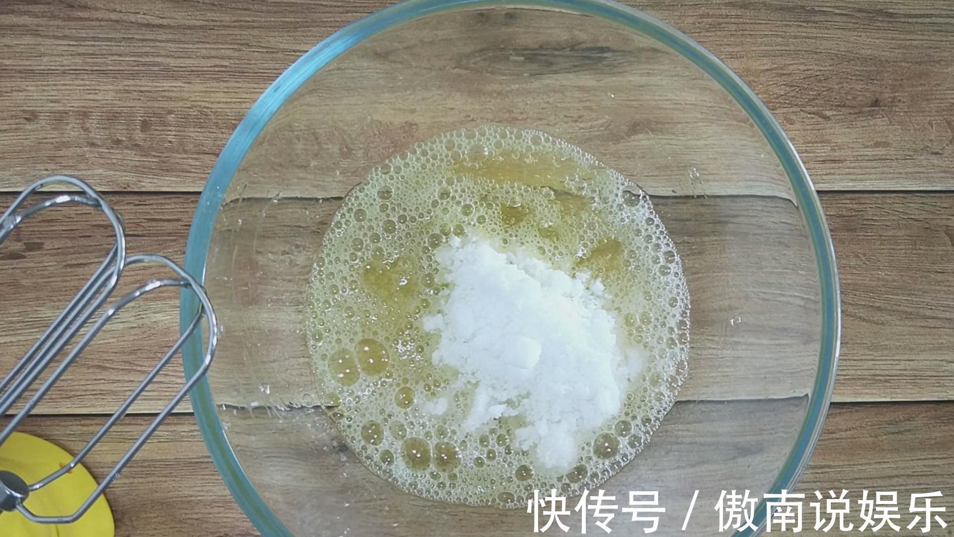 教你电饭锅做蛋糕，一搅一拌，柔软香甜，不塌不缩，一个都不够吃