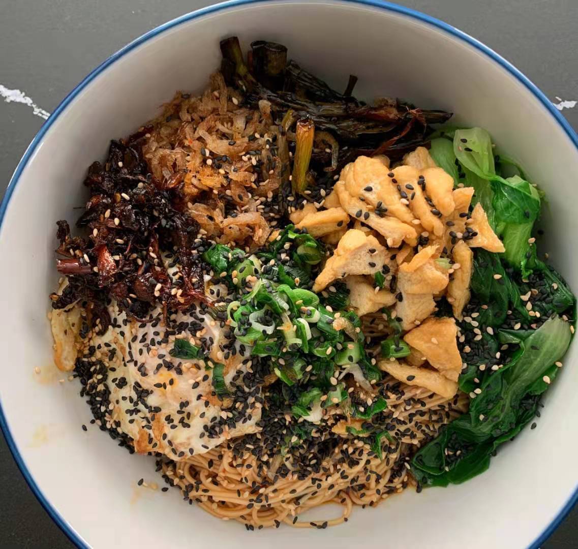 爱莉|黄磊晒出一碗面,莉姐埋头吃面的样子火了,网友吃出了幸福感
