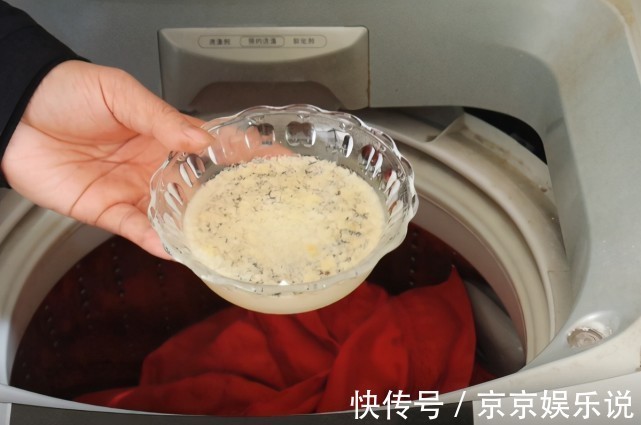 洗床单时，在洗衣机里倒一碗“水”，再脏的床单也能洗得干净如新
