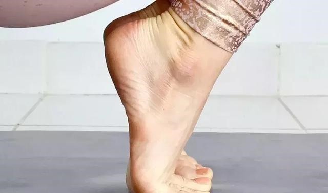 脚掌|“人老脚先衰”!10 个动作帮你灵活双脚,强健根基