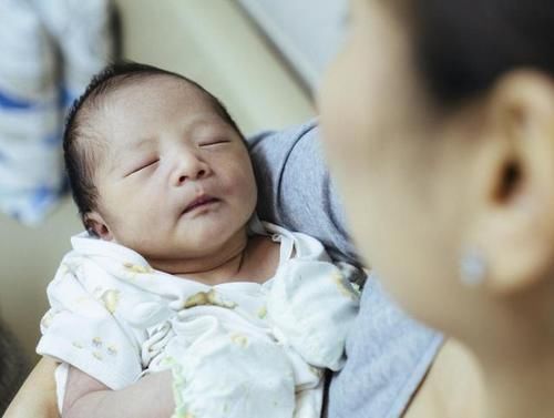 睡眠|哄睡一小时醒来分分钟，“落地醒”的宝宝太磨人！教你正确应对