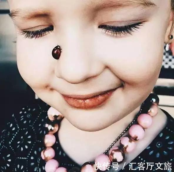 女儿|那个用蔬菜水果给孩子拍“裸照”的妈妈,又开始做“假货”了!