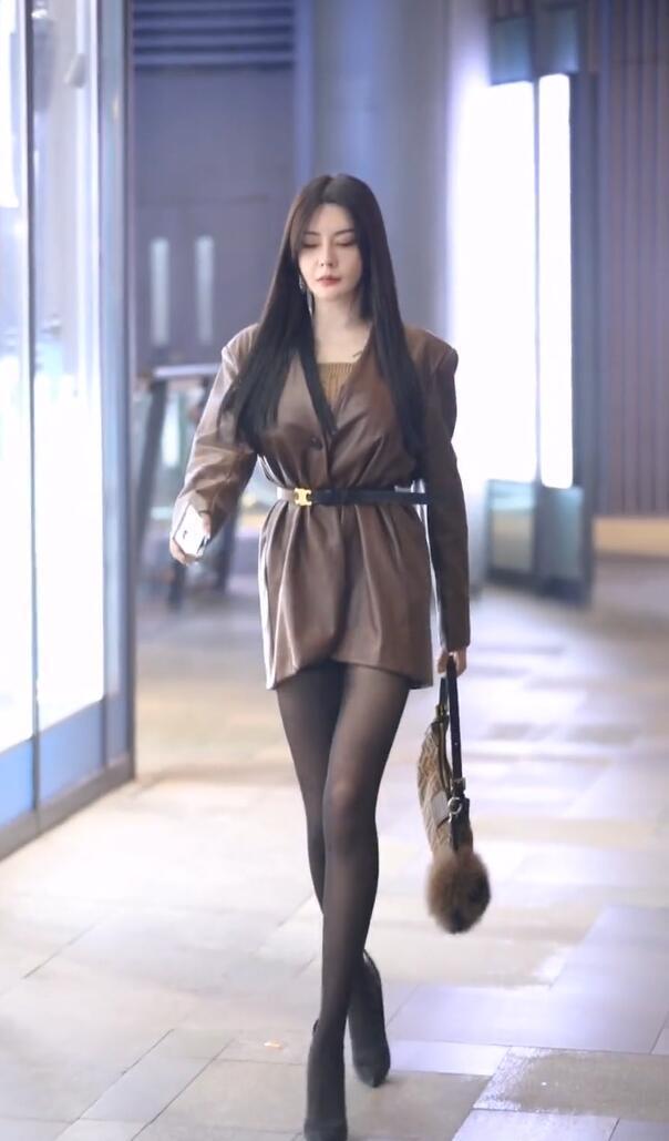 好看|皮裙搭配看似随性,却不挑身材,百搭又好看