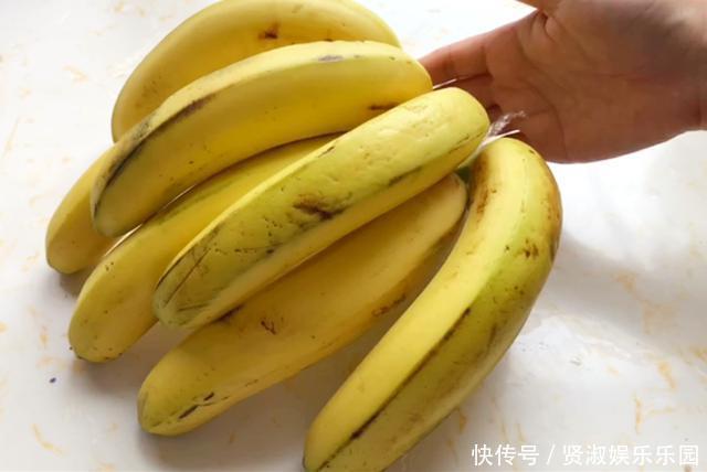 买香蕉时，挑直的还是弯的？老果农透露实话，以后别再买错了