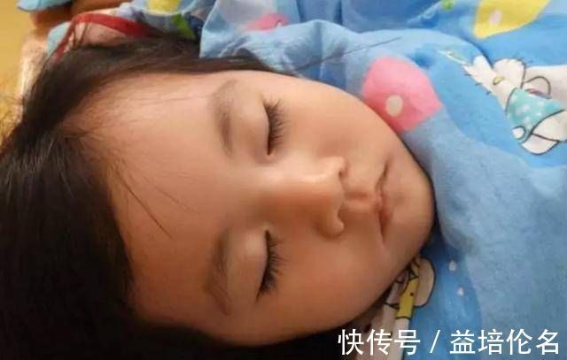 宝宝|“我家宝宝累了才睡”,朋友觉得不对劲,送医检查后妈妈方才后悔