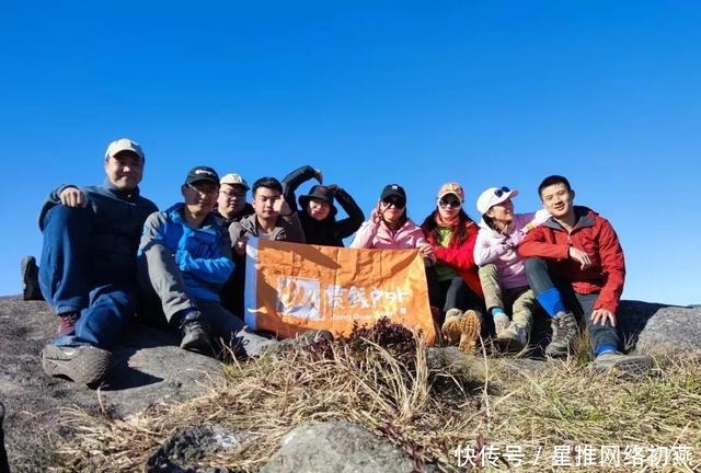 仙游石剑山，山顶一巨石形似利剑，有点霸气