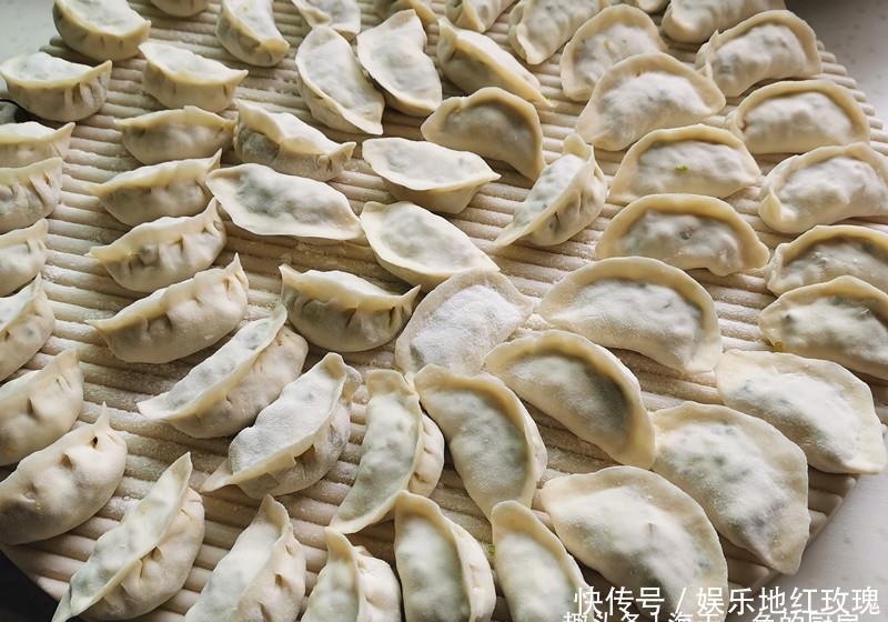 女儿寒假回来加餐,吃饺子搭配3道菜,女儿:还是在家吃饭幸福