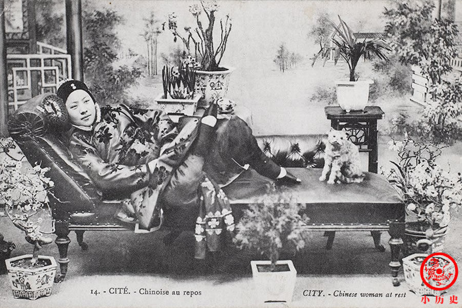 享受|晚清老照片:68岁李鸿章享受天伦之乐,小脚女子搔首弄姿