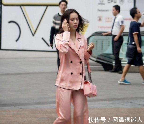 看上去|街拍性感小姐姐睡衣出门,看上去格外的清爽,你们认为呢