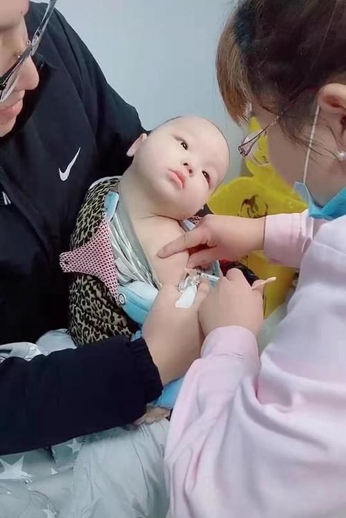 宝爸|宝爸带宝宝去打疫苗，全程不哭不闹，知道原因后，原来是个“小色胚”