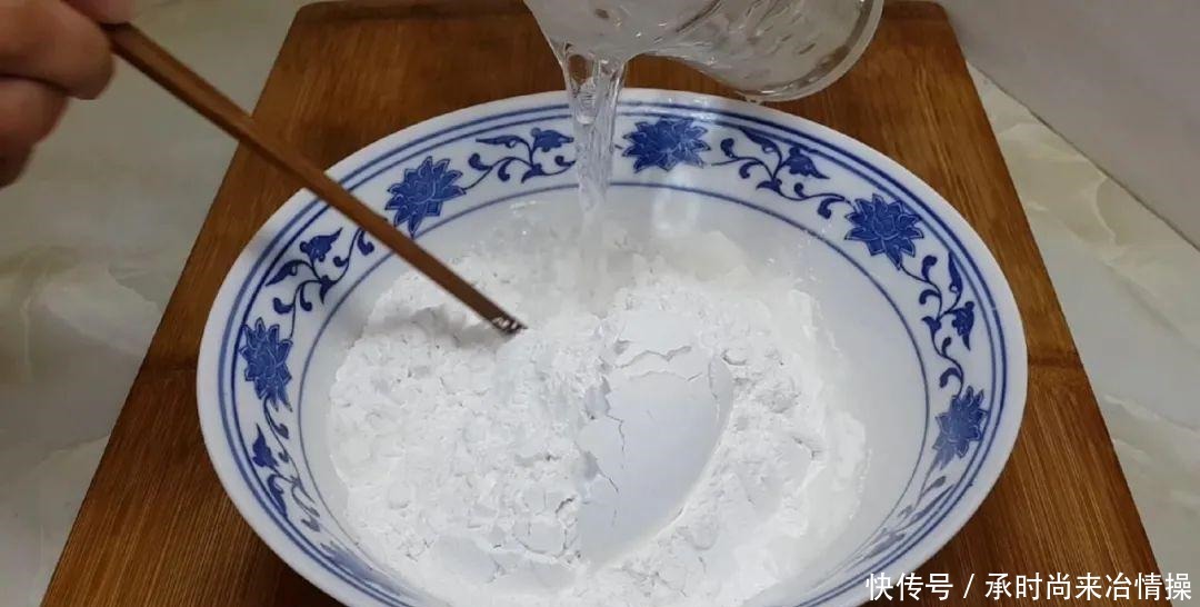 小油条|糯米粉这样做才好吃,开水一烫,个个焦脆又香酥,比麻花油条好吃