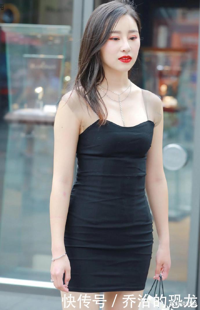 盯着看了5分钟,以为她肩膀蹭了“灰”,设计师真坏