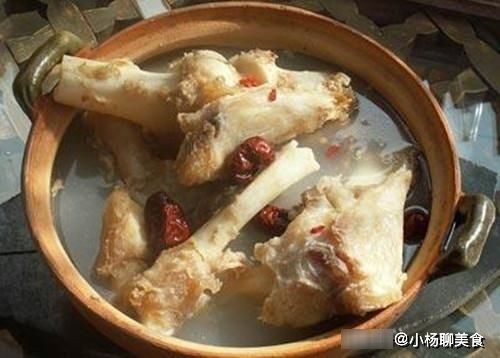 炖骨头汤，千万不能直接加水炖，只需多加这1步，汤汁浓白似牛奶
