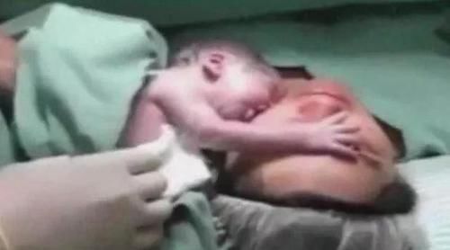 产妇难产心跳停止，婴儿伸手摸妈妈的脸，之后的画面让医生不淡定