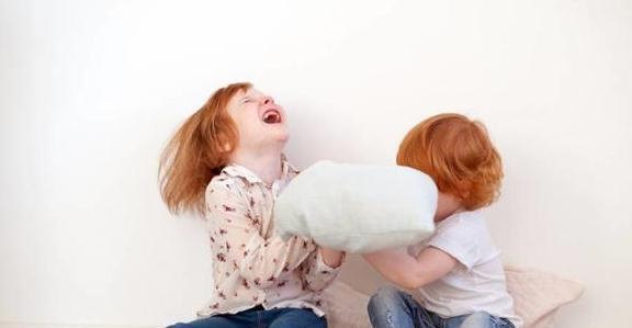 告状|弟弟被姐姐打哭,一边告状一边护着姐姐,画面太暖感动众人